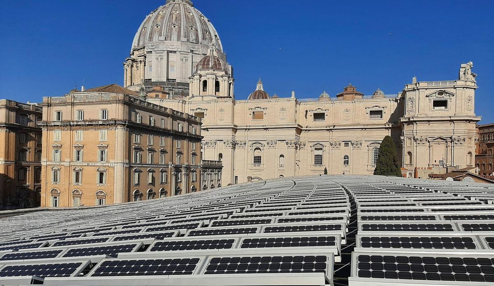Placas solares en el tejado del Aula Pablo VI