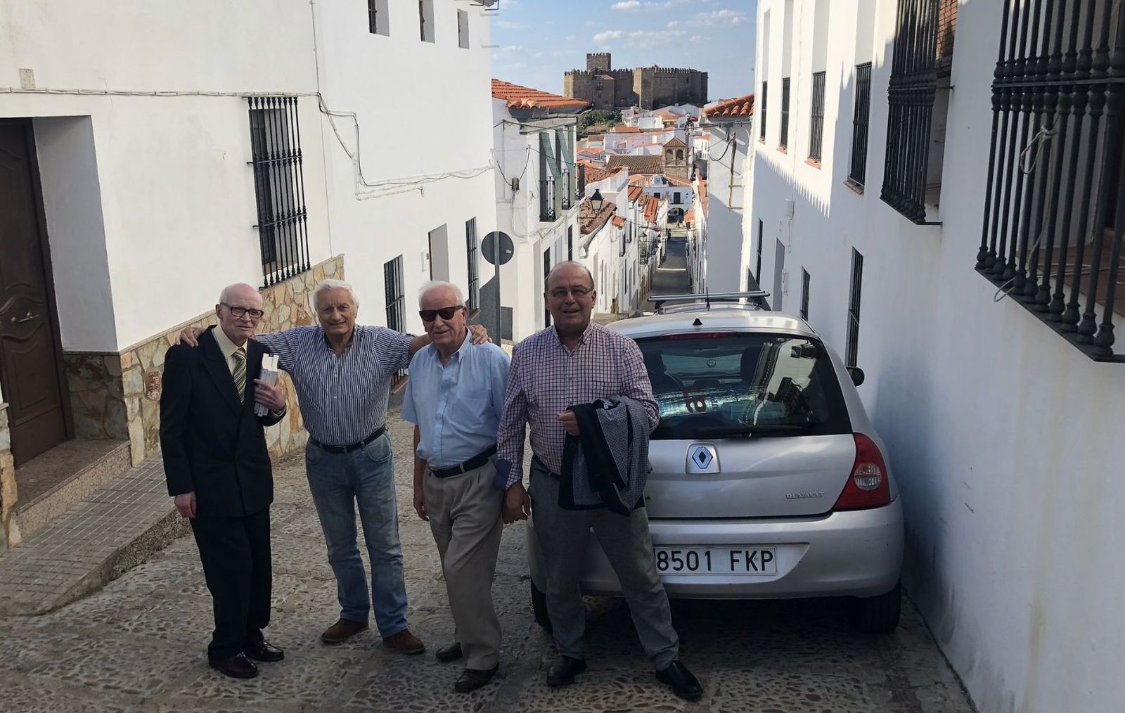 Aradillas, con amigos, en su pueblo natal