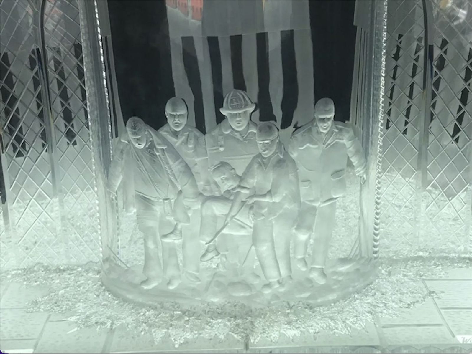 Pieza de cristal que representa a los socorristas con el cuerpo del franciscano Mychal Judge muertos en las Torres Gemelas