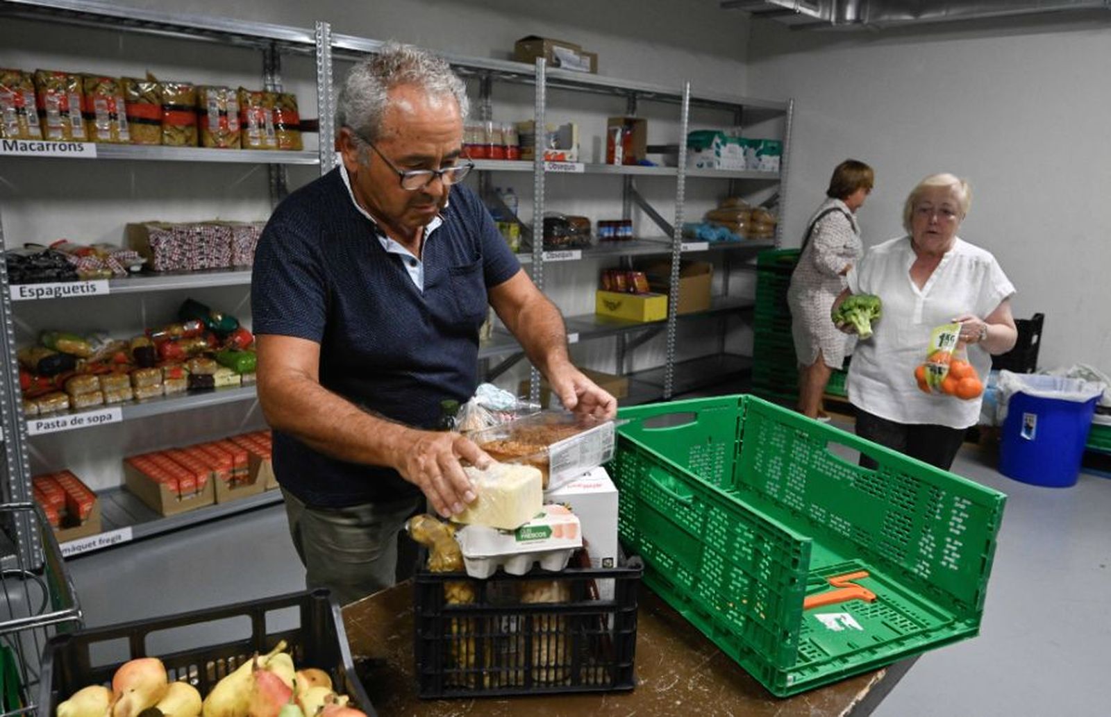 Voluntarios en un banco de alimentos