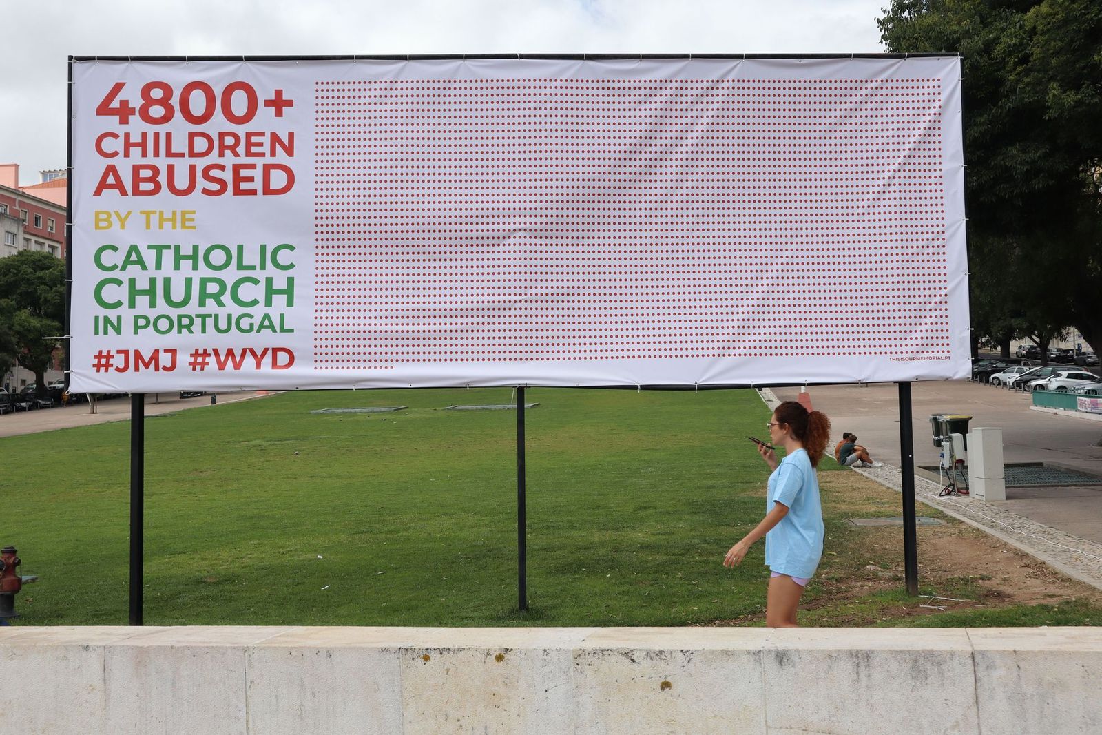 Carteles de apoyo a las víctimas en Lisboa