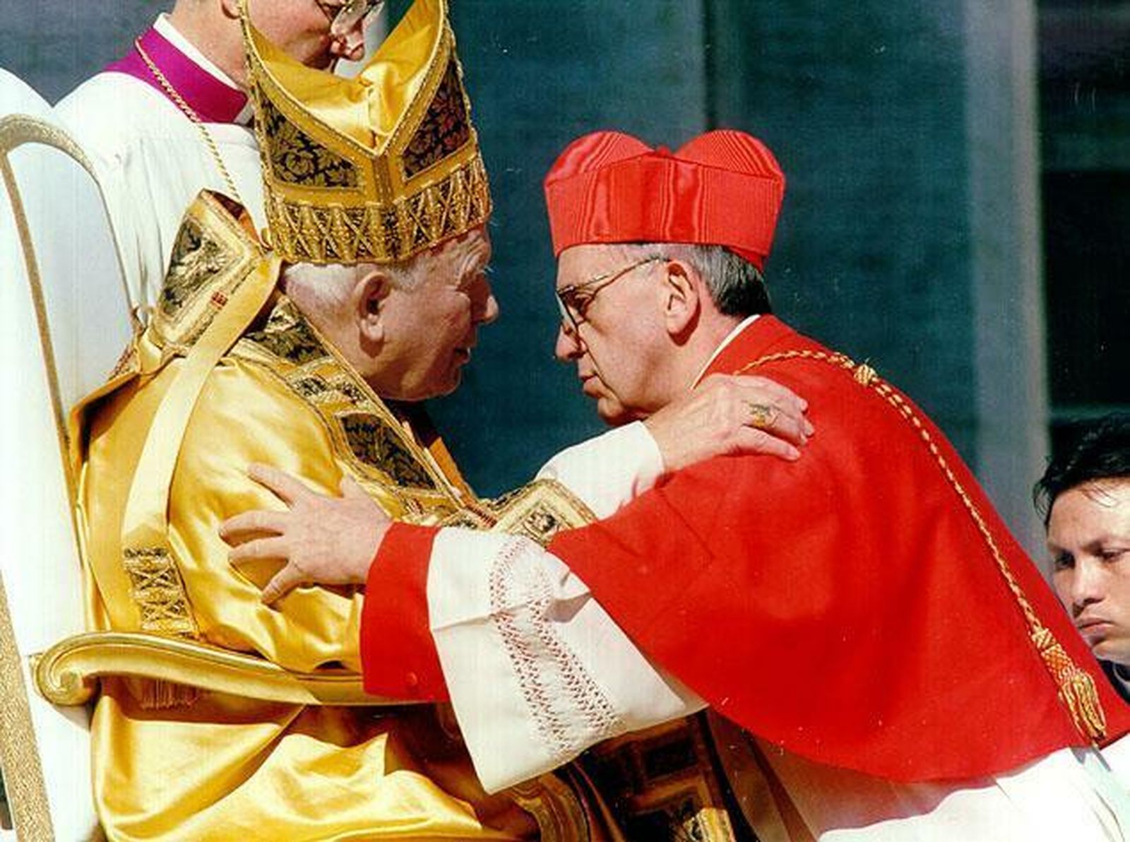 Juan Pablo II abraza al cardenal Bergoglio