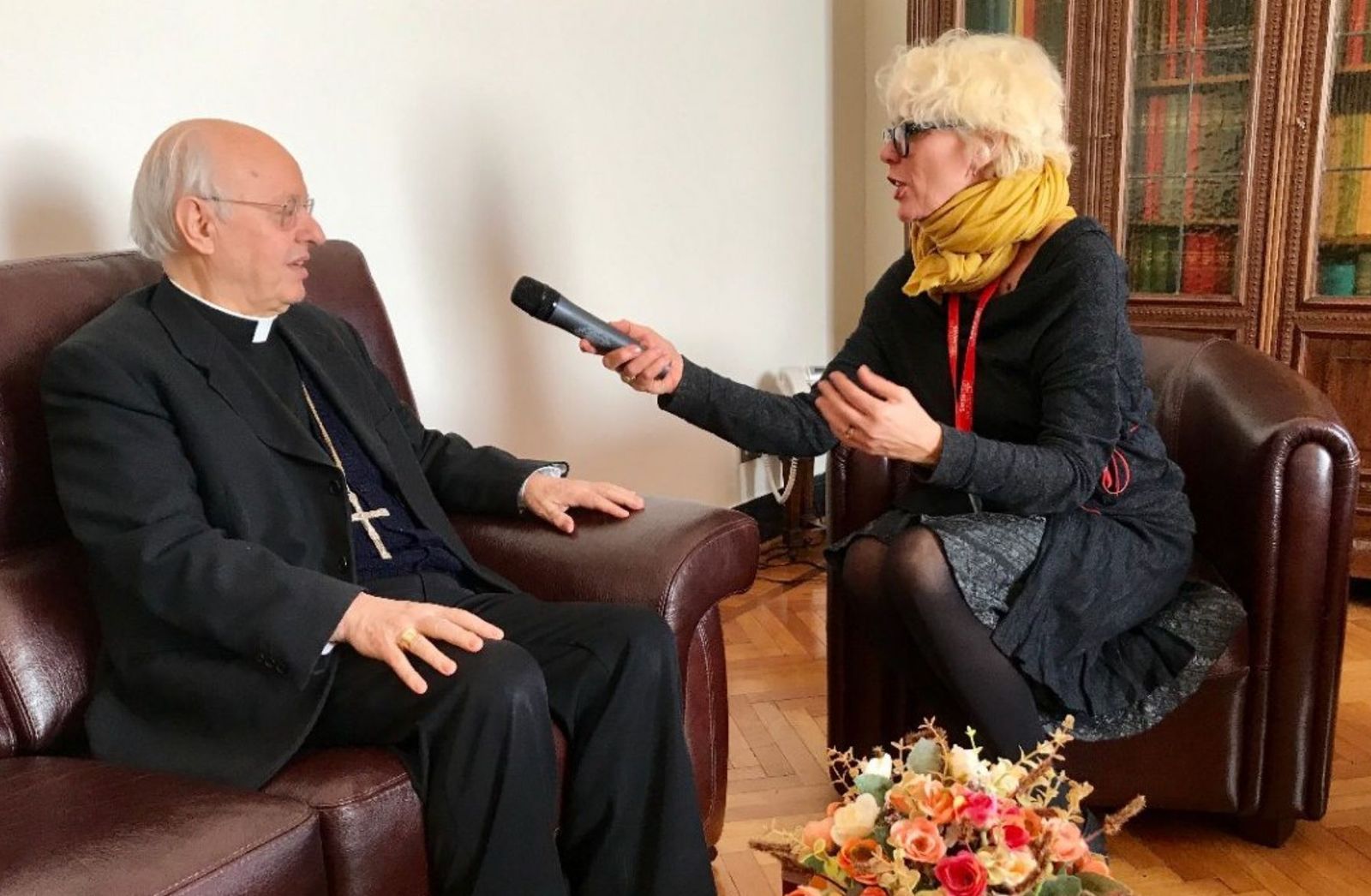 Criatiane Murray entrevistando al cardenal Baldiseri