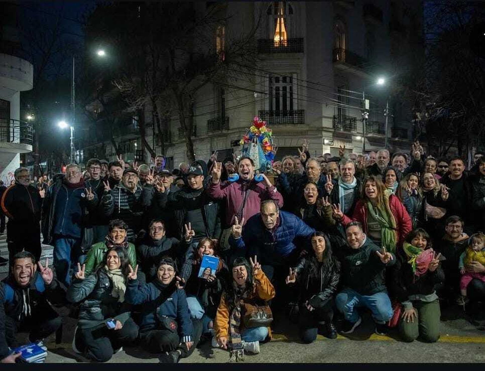 Rezaron el Rosario por Cristina Kirchner y ella salió al balcón