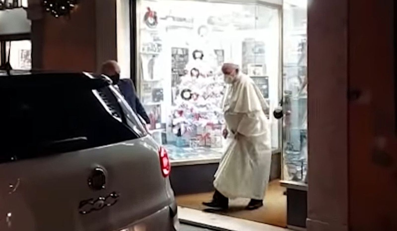 Francisco saliendo de la tienda de discos