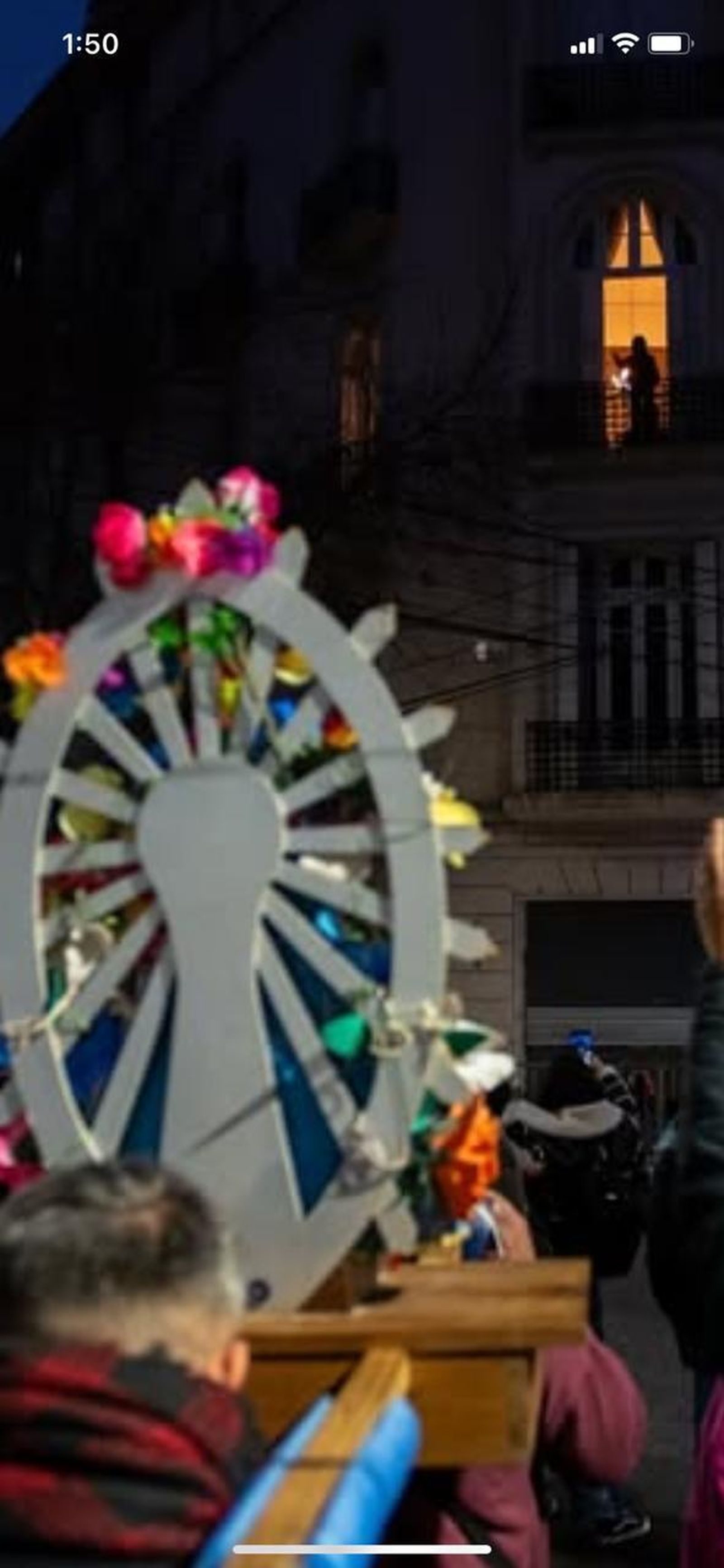 Cristina, asomada al balcón