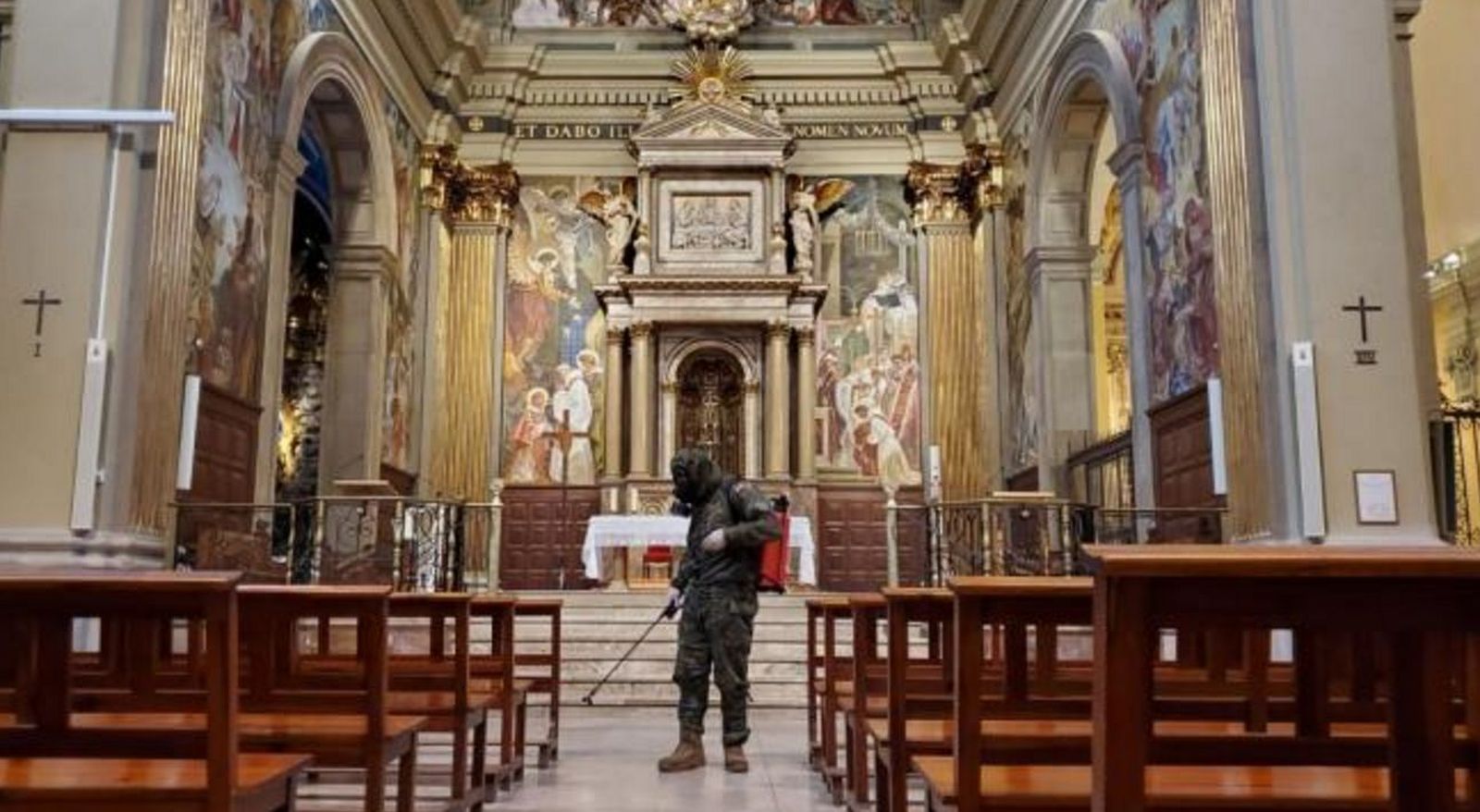 El ejército desinfecta una parroquia en España