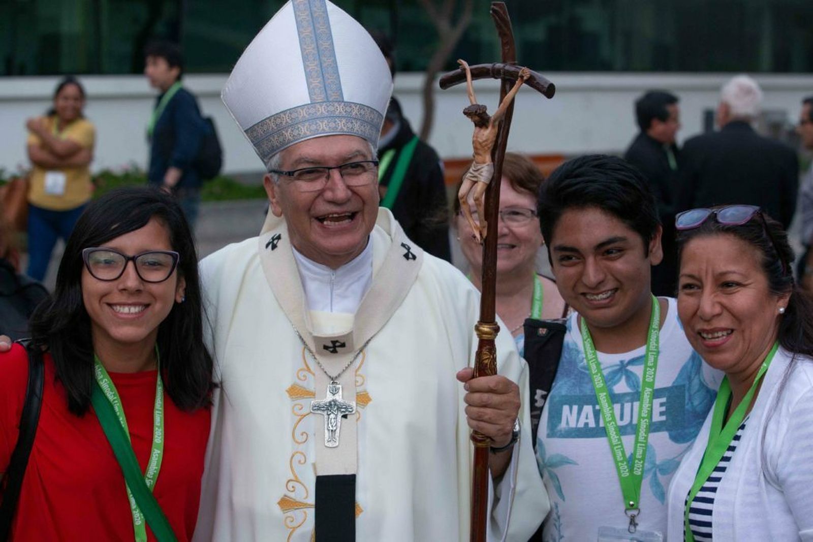 Monseñor Castillo acompañado de unos jóvenes tras la Eucaristía de acción de gracias