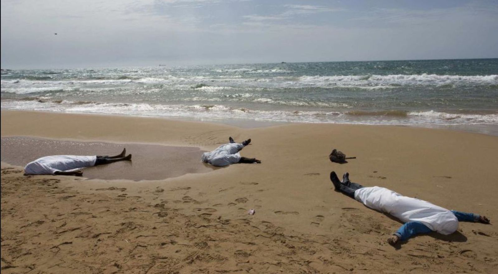 Emigrantes muertos en la playa