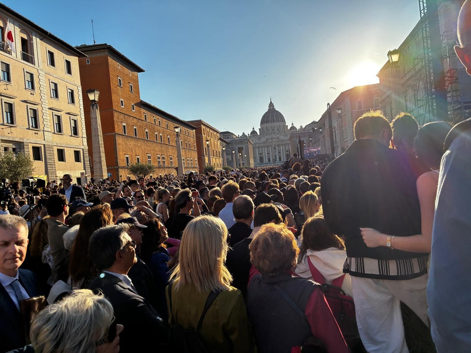 Fieles abarrotan la plaza y la Vía della Conziliacione