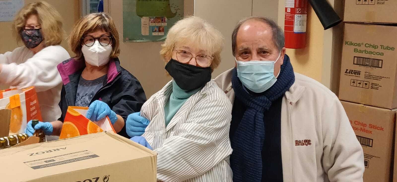 Jaume Fàbregas junto a Fina, su esposa, y dos voluntarias más de Càritas.