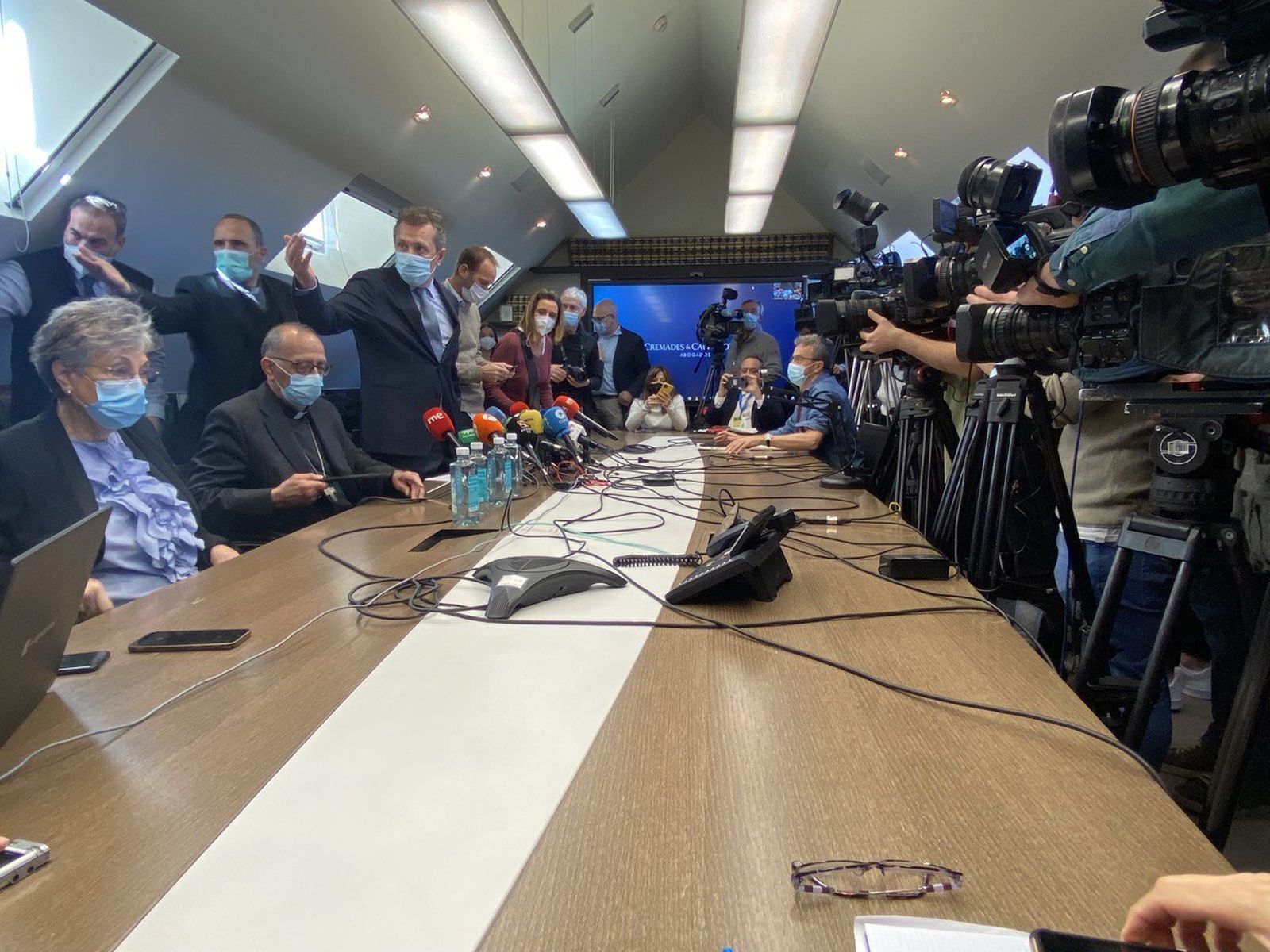 Omella y Cremades, en la rueda de prensa