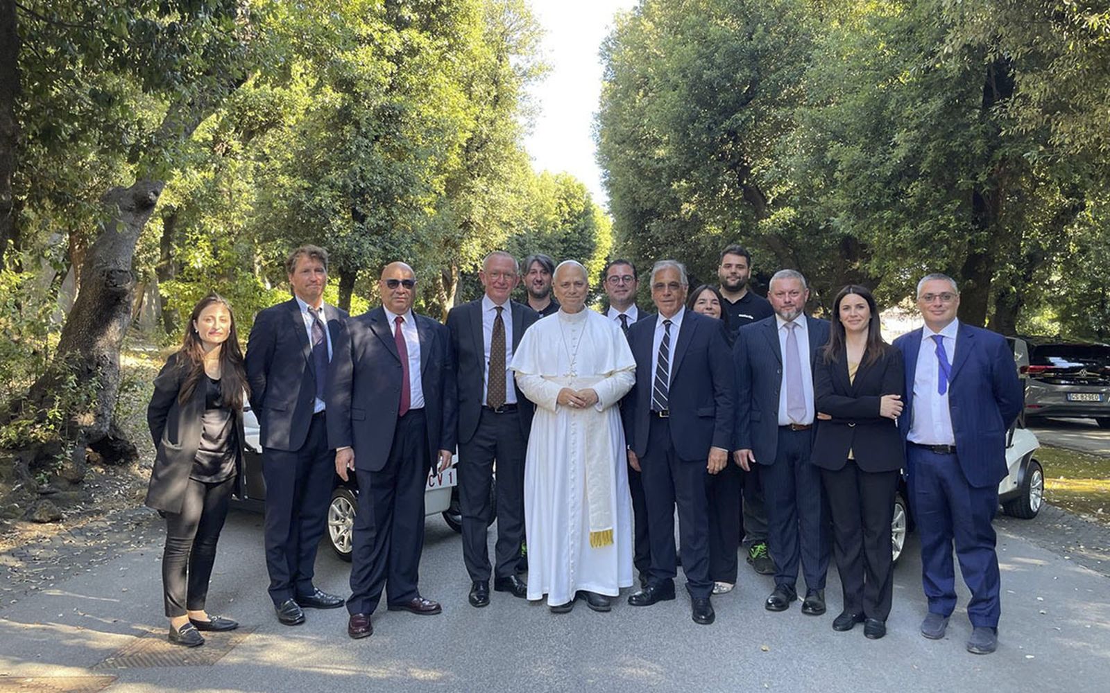 El Papa, con los técnicos de la empresa que desarrollaron los coches eléctricos