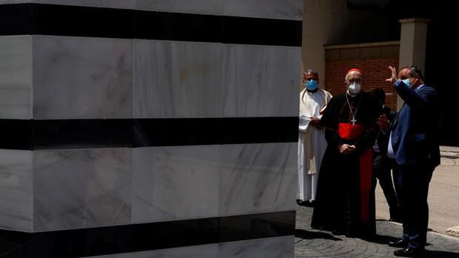 El cardenal Osoro, con mascarilla, inaugurando el túmulo en San Isidro