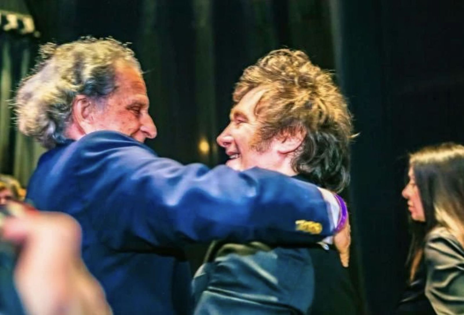 Milei abraza a Benegas tras el mitin