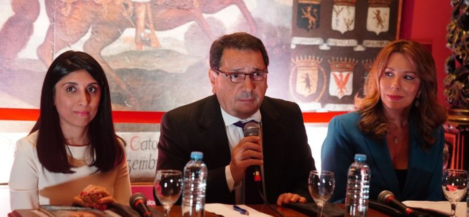 Las autoras Cintia Suárez (izda) y Nunzia Localetti (dcha) con Sergio Rubín