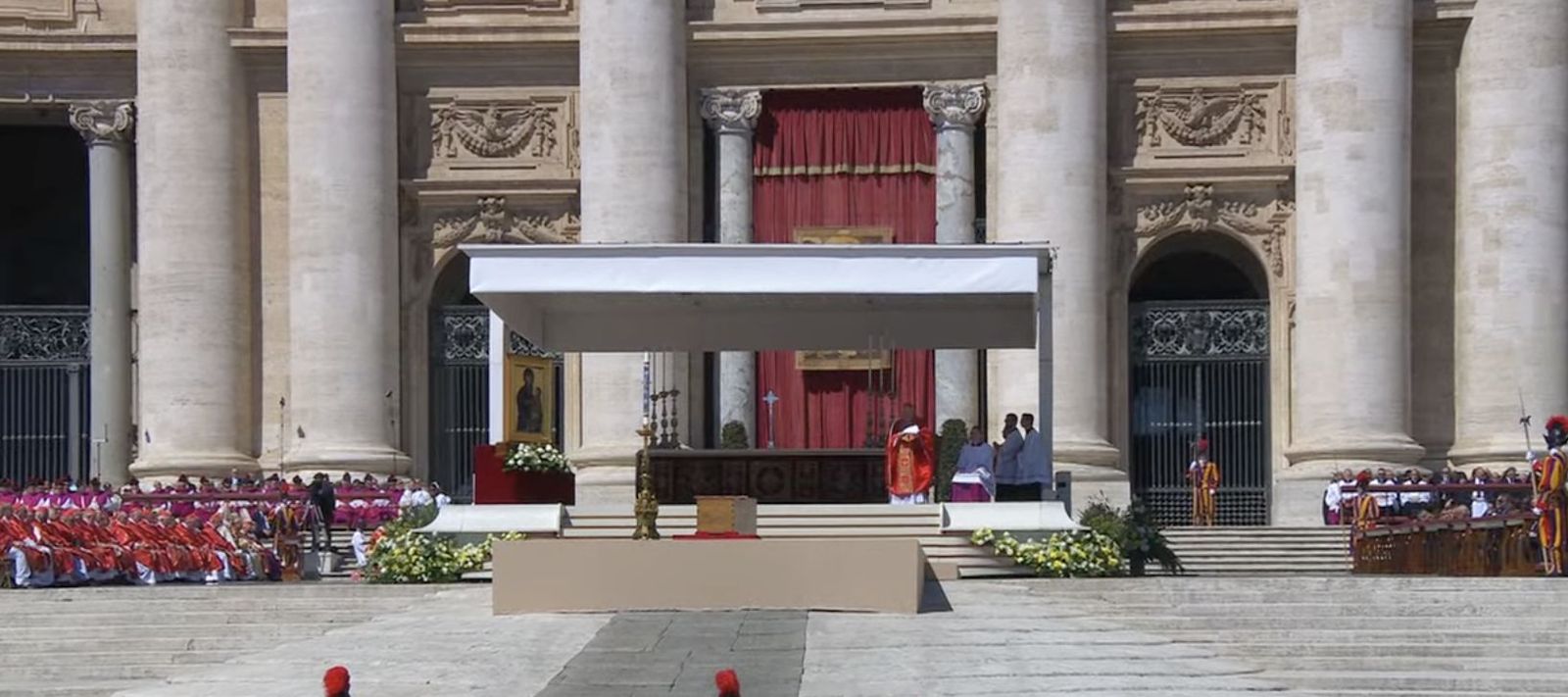 El féretro de Francisco, en la plaza de San. Pedro