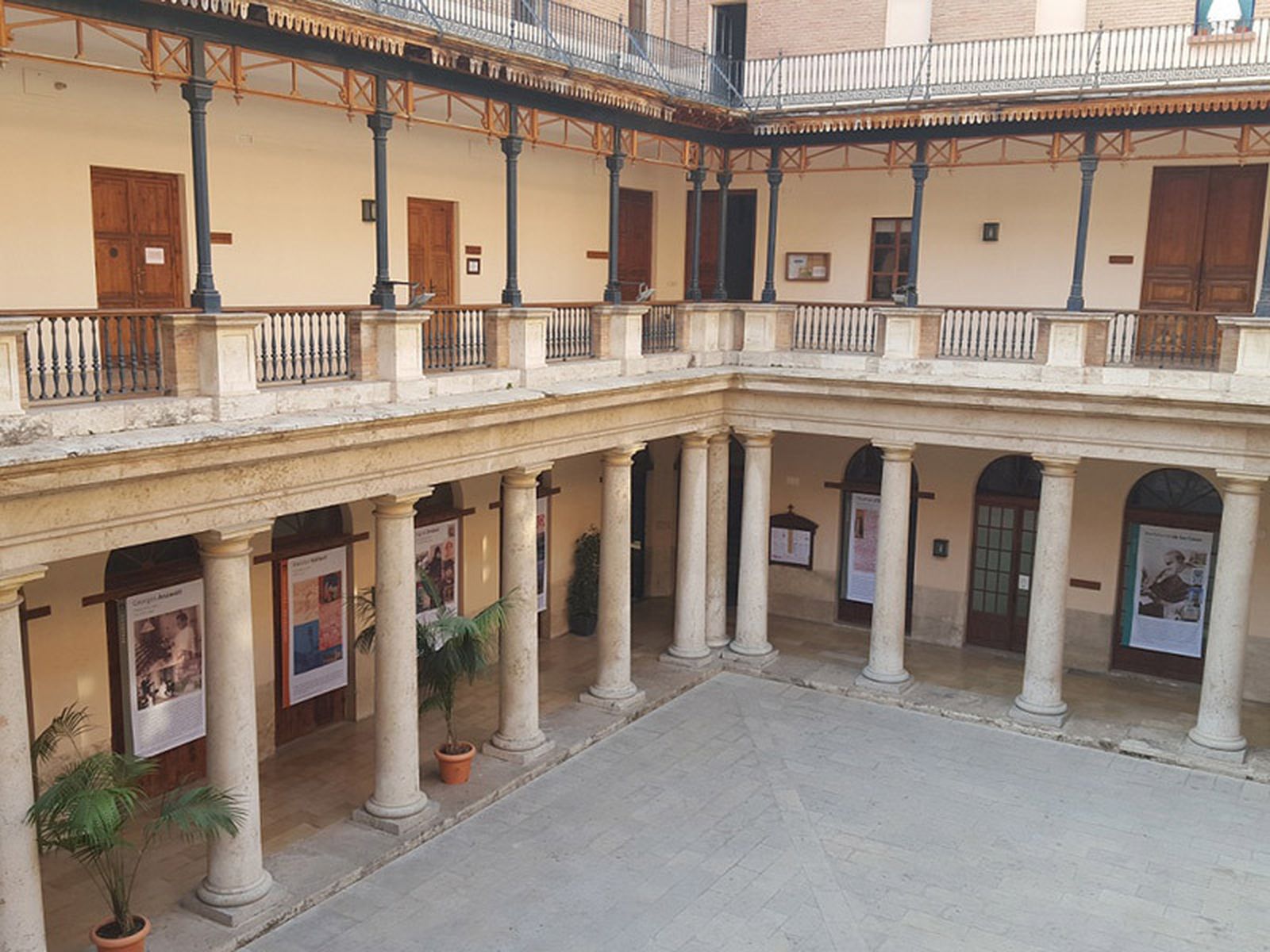 Facultad de Teología san Vicente Ferrer. Claustro.
