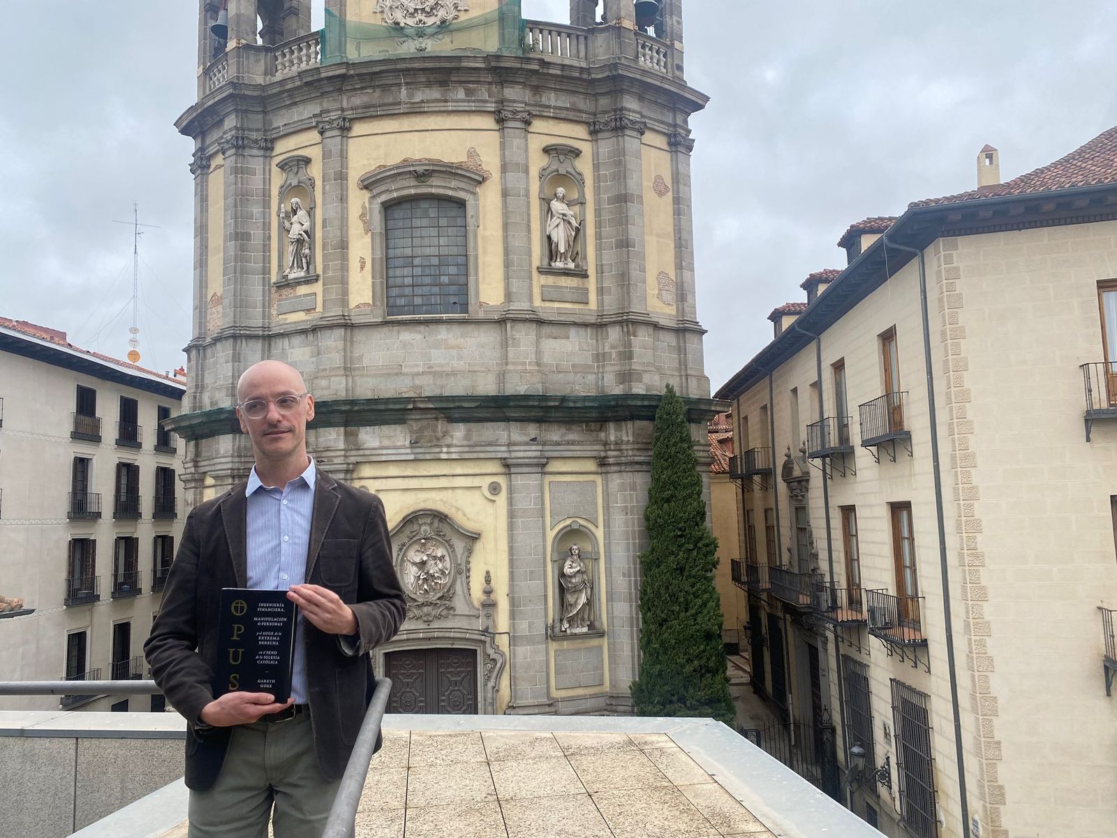 Gareth Gore, frente a la basílica de San Miguel