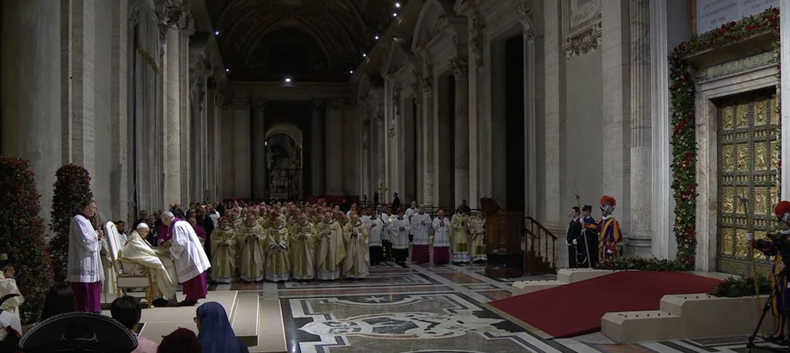 El Papa, junto a la Puerta Santa