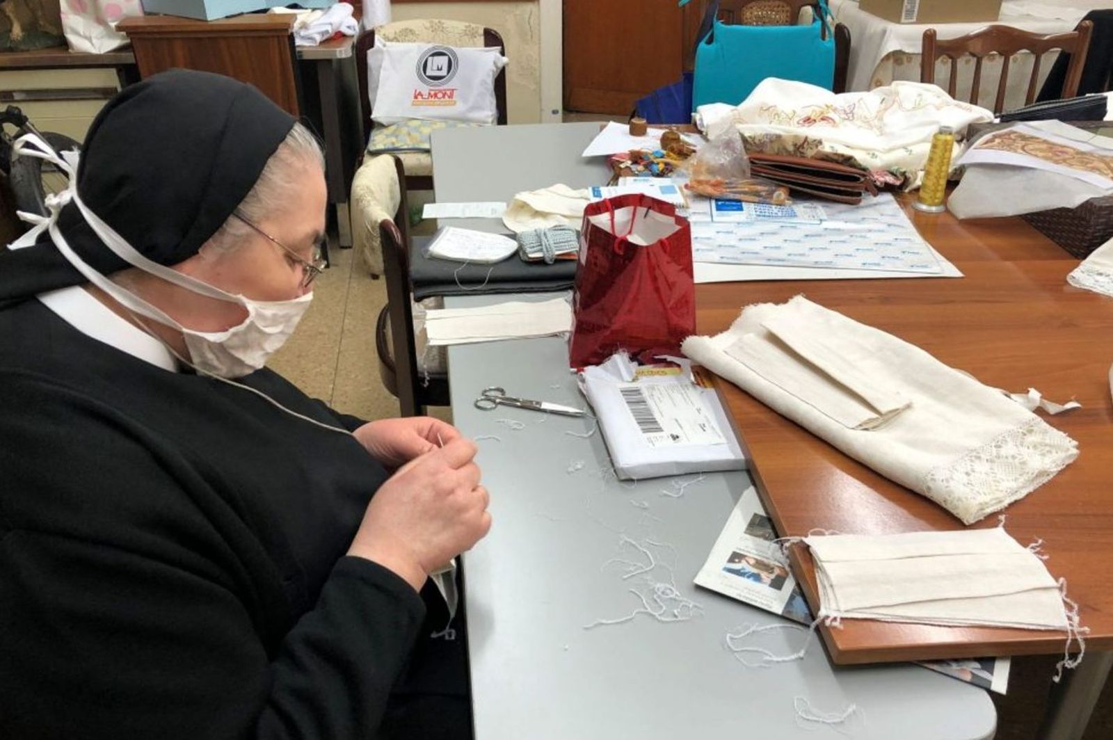 Religiosas de Zaragoza confeccionan mascarillas