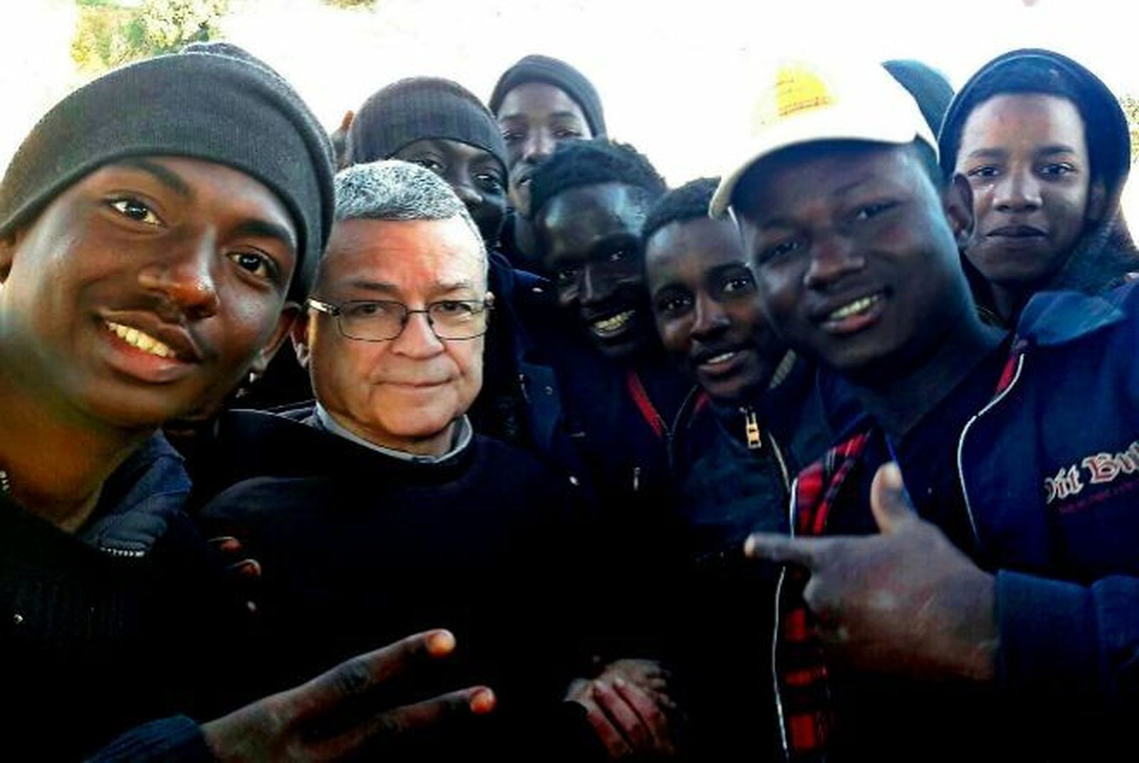 Monseñor Agrelo junto a migrantes africanos