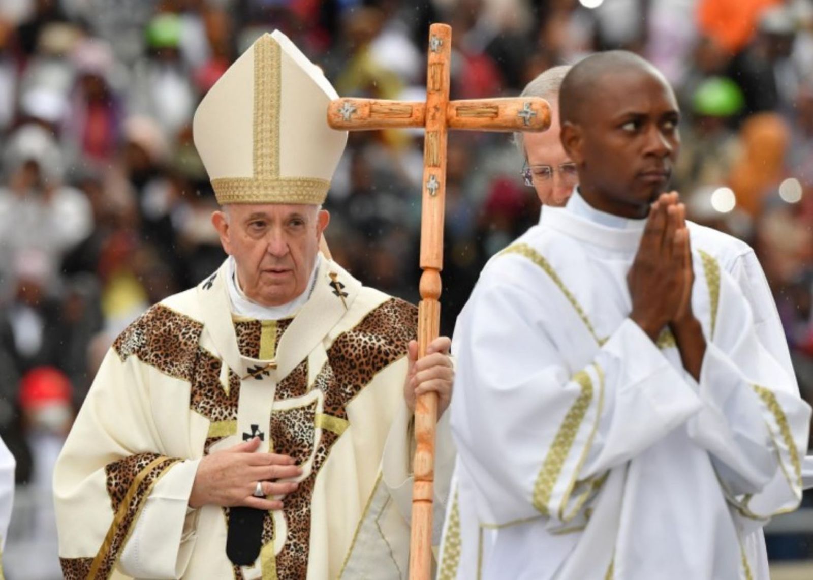 Francisco, con su báculo de madera en Maputo