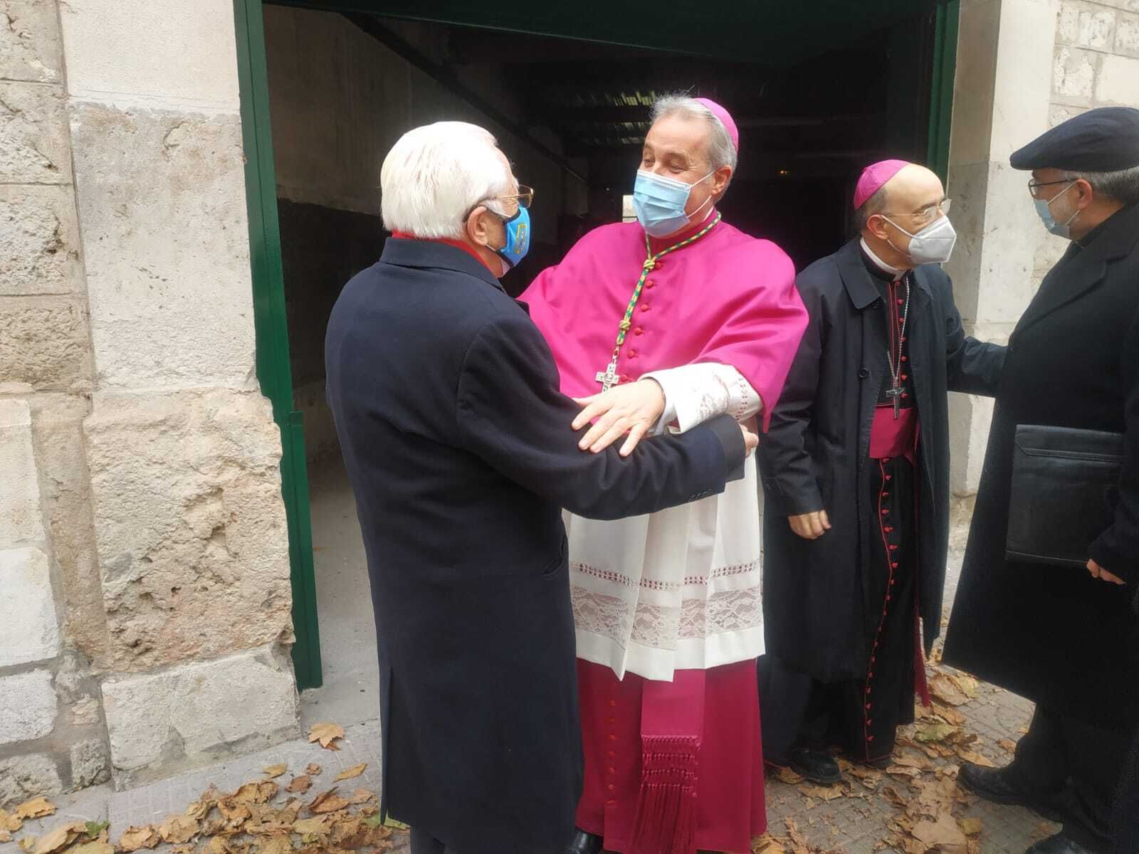 Iceta abraza al padre Ángel