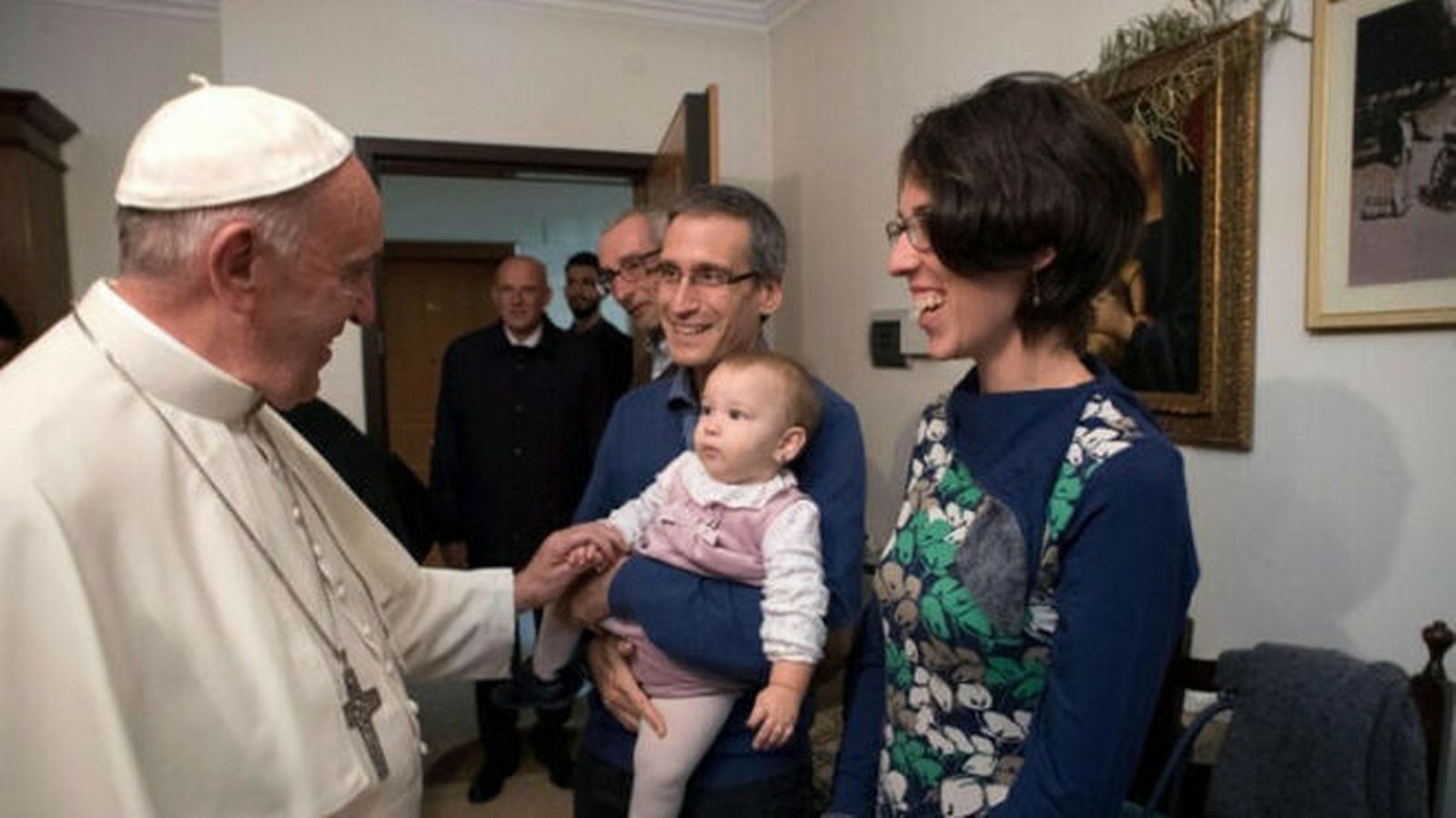El papa Francisco visitando a un sacerdote casado con su familia