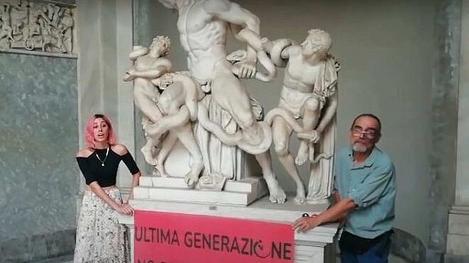 Activistas climáticos que pegaron sus manos a la base del Laocoonte