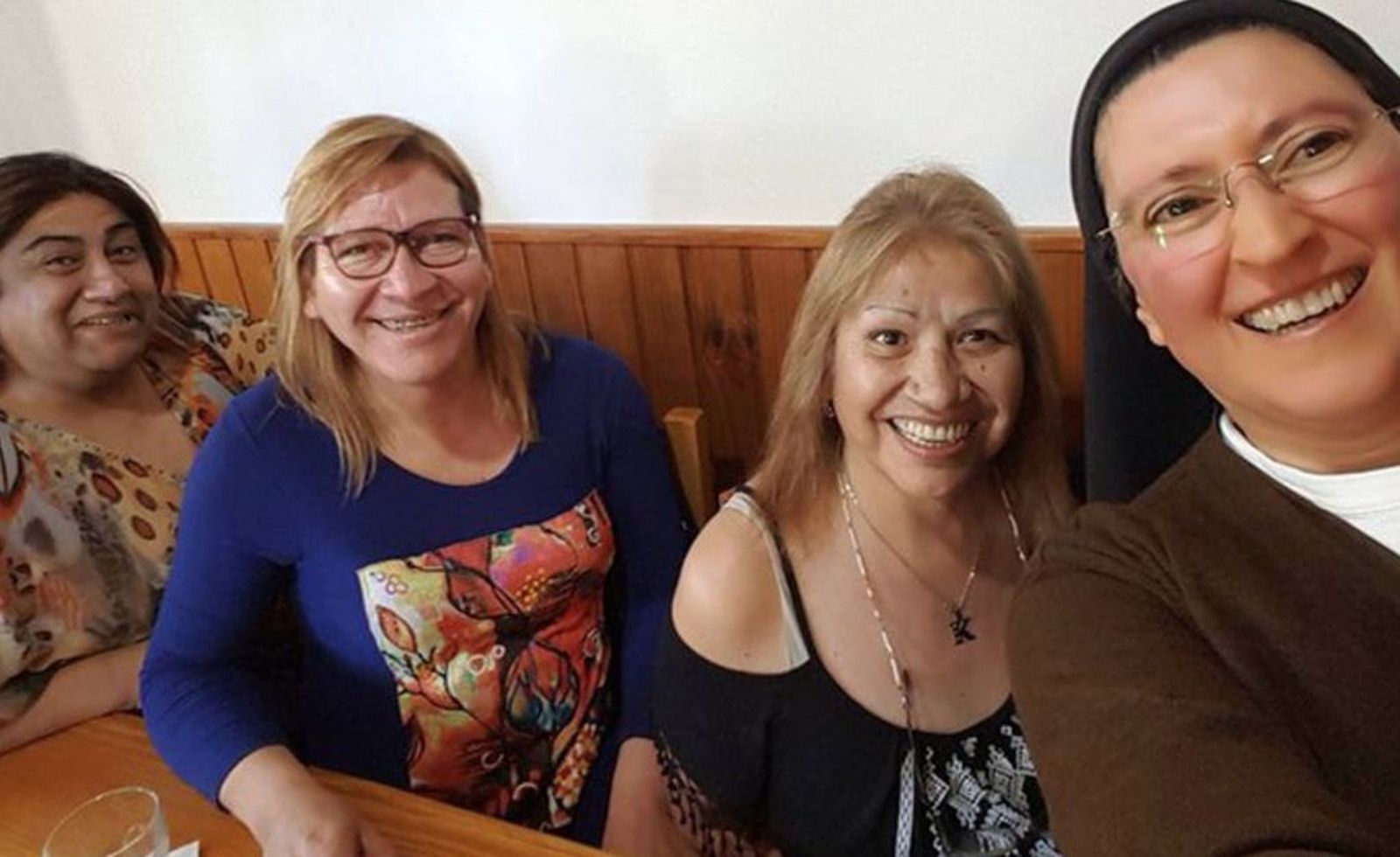 Mónica Astorga Cremona y mujeres de su proyecto