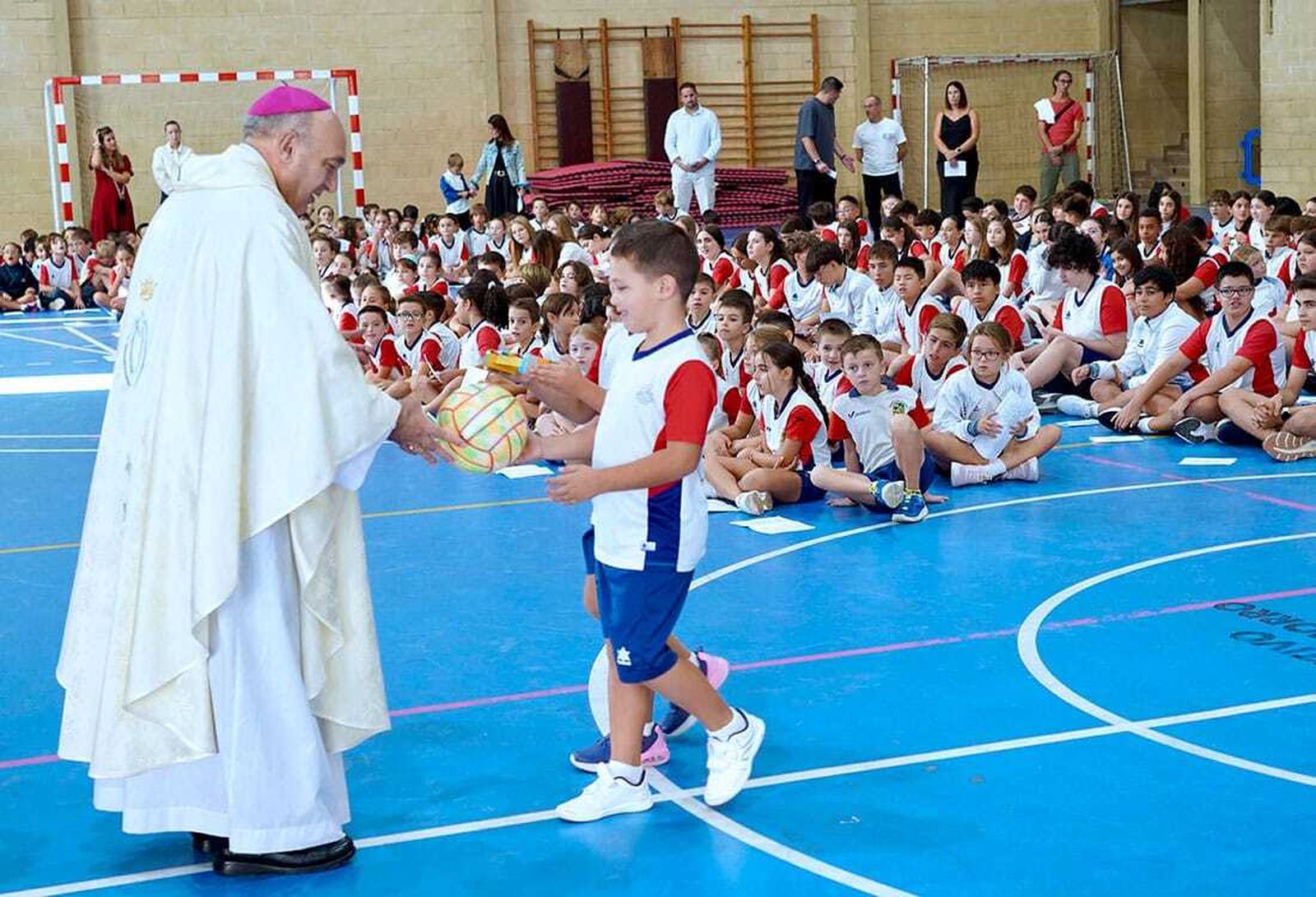 El arzobispo Benavent con el alumnado del Colegio diocesano Nuestra Señora del Socorro de  Benetússer