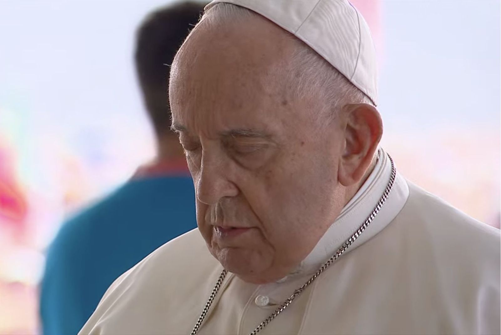 Francisco, durante el rezo del rosario