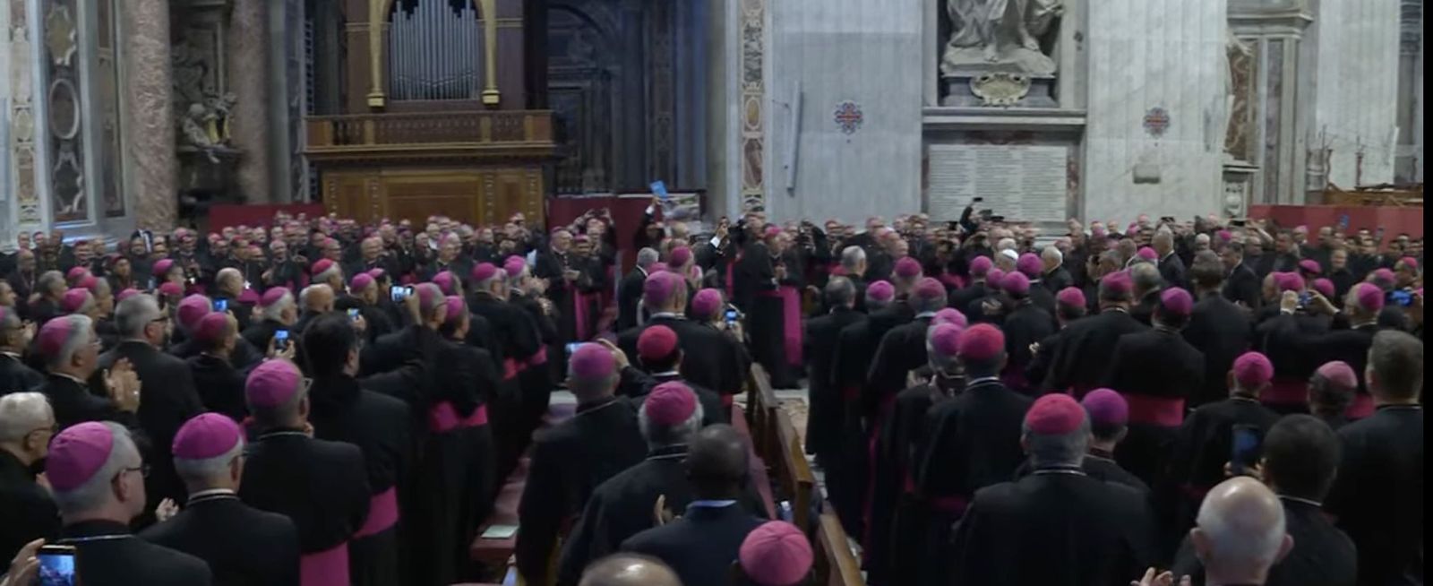 Centenares de obispos de todo el mundo, con el Papa