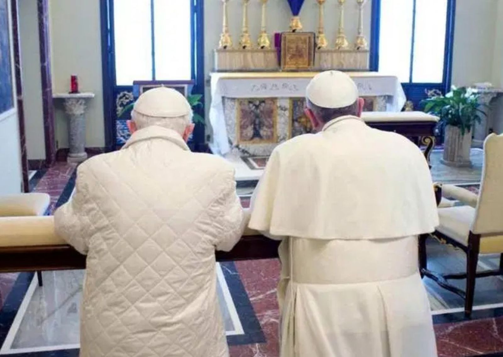 Francisco y Benedicto rezando