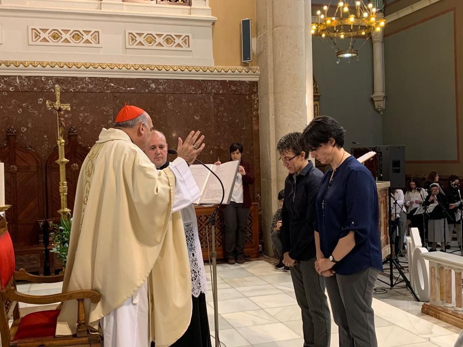 Ana Belén y Thais durante la ceremonia