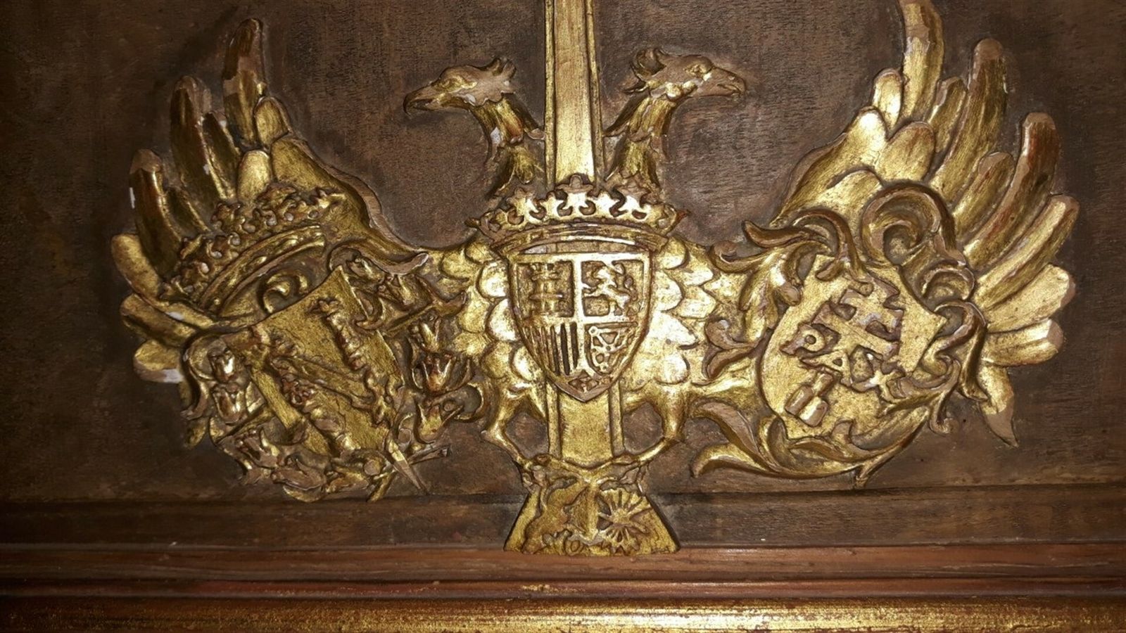 Escudo de Franco en los bancos del Valle de los Caídos