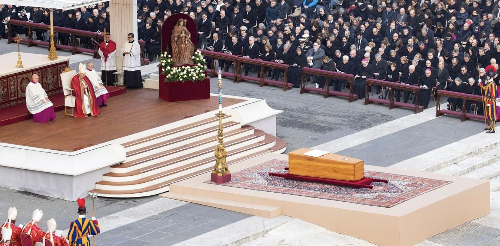 El Papa y el féretro de Benedicto