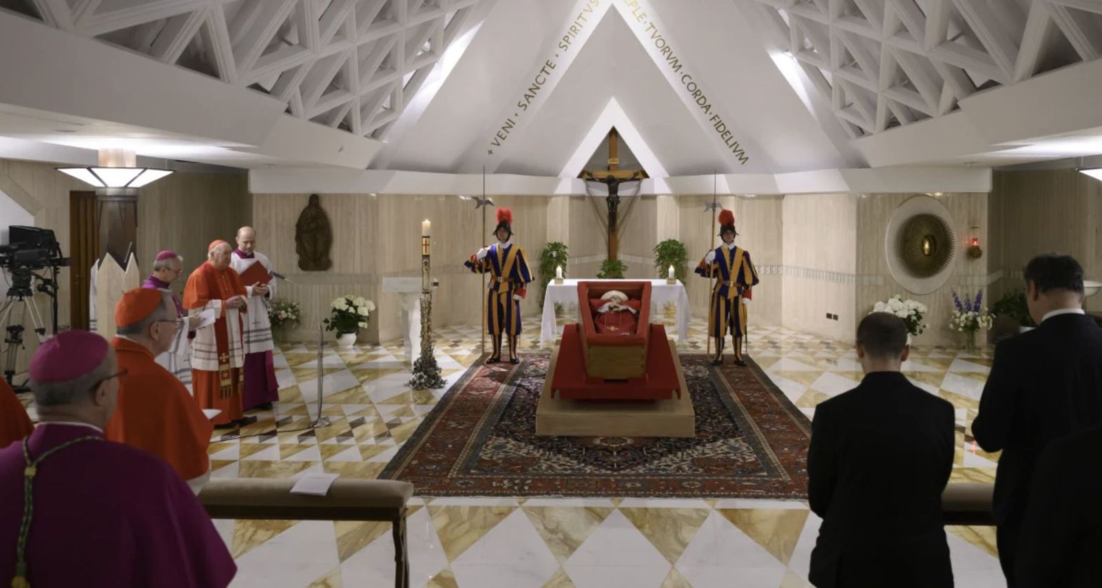 Dentro del velatorio papal: así se despide a Francisco en Santa Marta