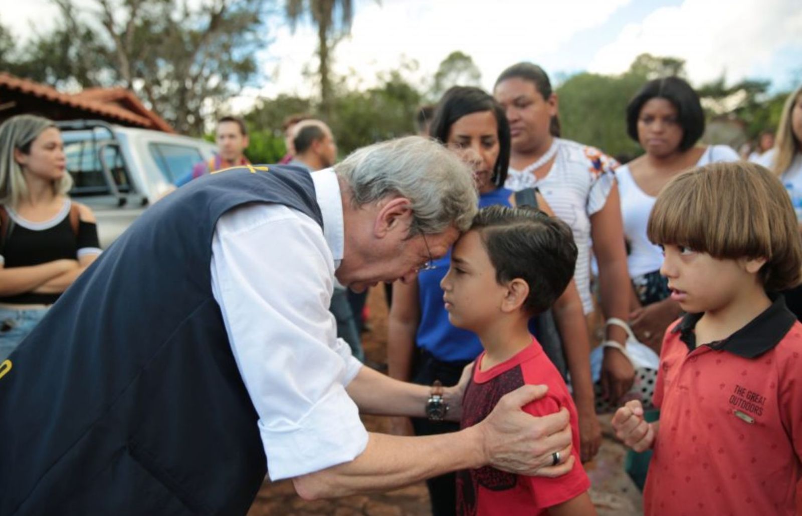 Duffé, con un niño de Brumadinho
