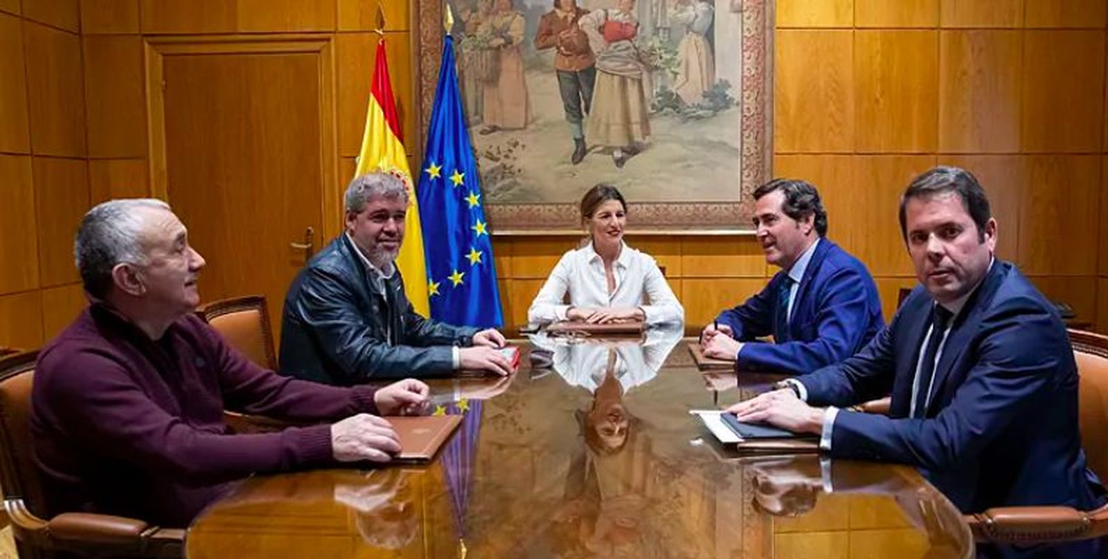 Yolanda Díaz y representantes de sindicatos y CEOE, juntos