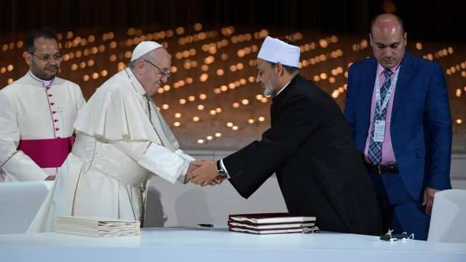 Francisco y el imán Ahmad Al Tayeb firman el documento de Abu Dabi