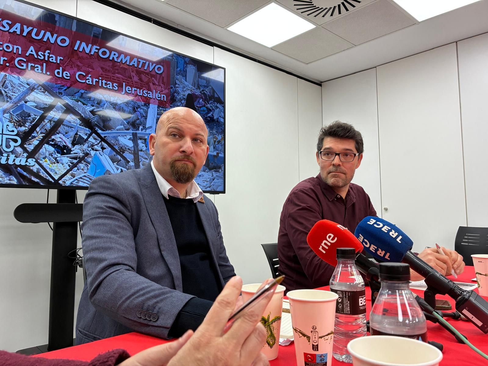 Anton Asfar, junto a Pablo Reyero, durante el desayuno en Cáritas