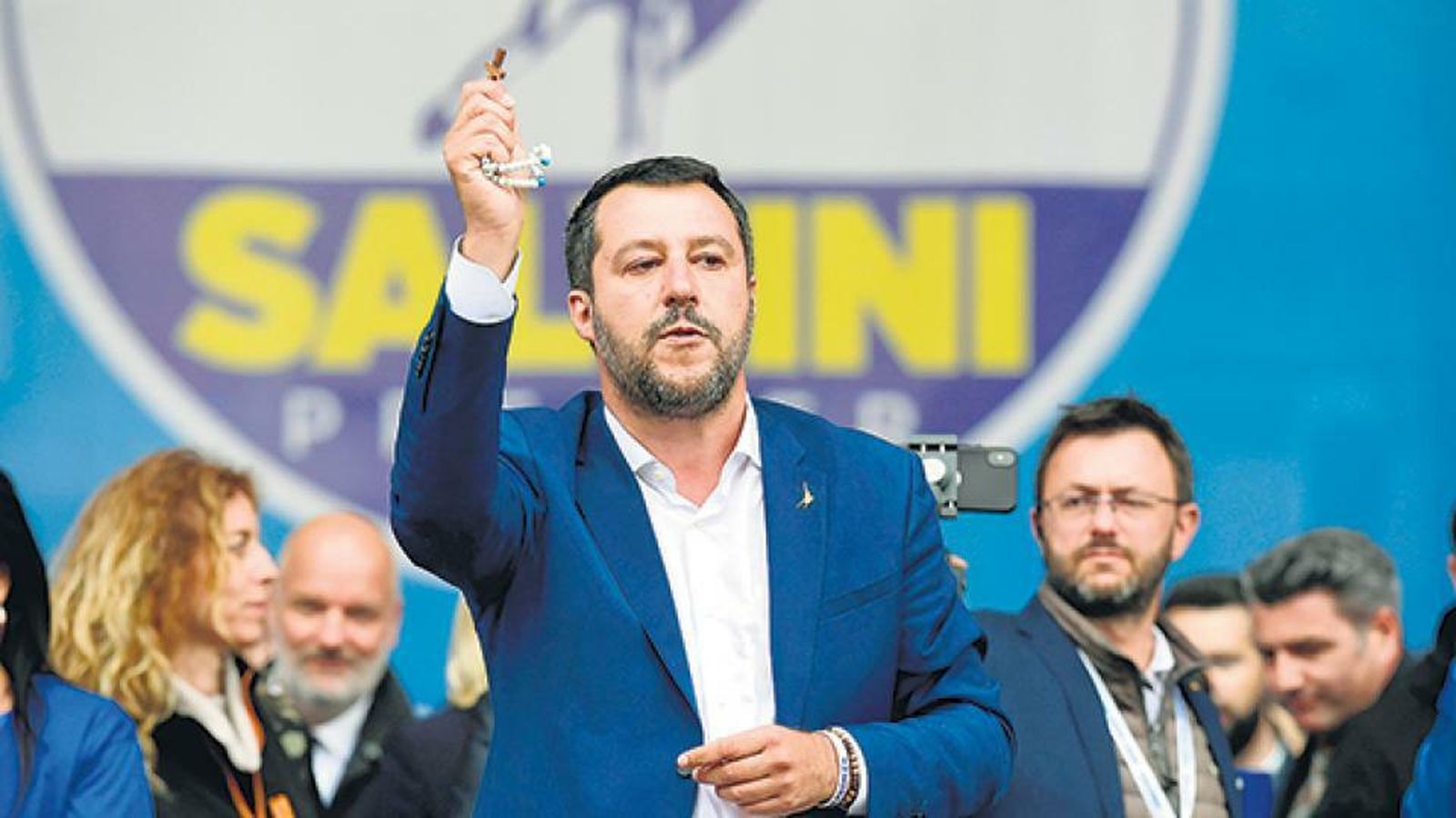 Salvini con un rosario