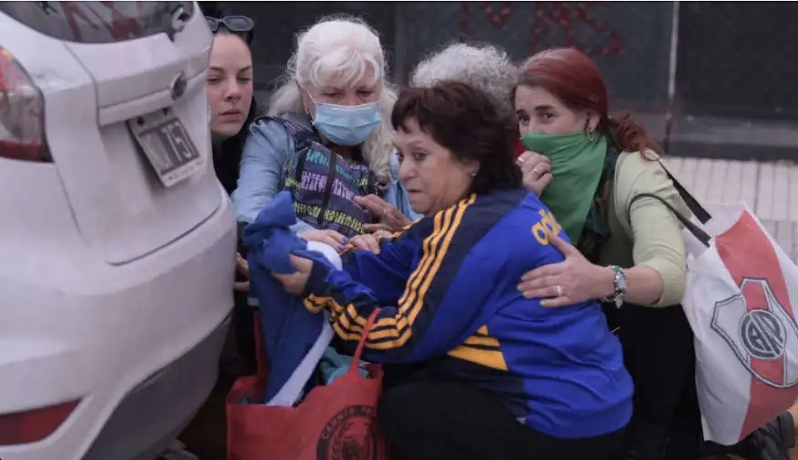Unas jubiladas argentinas se protegen de las cargas de la policía