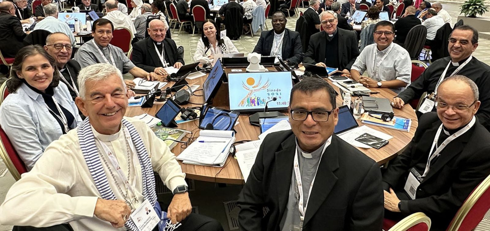 Kike Figaredo y su mesa del Sínodo