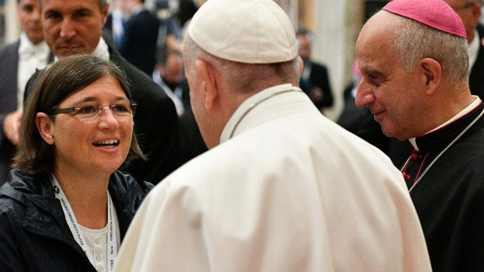 El papa saluda a una catequista