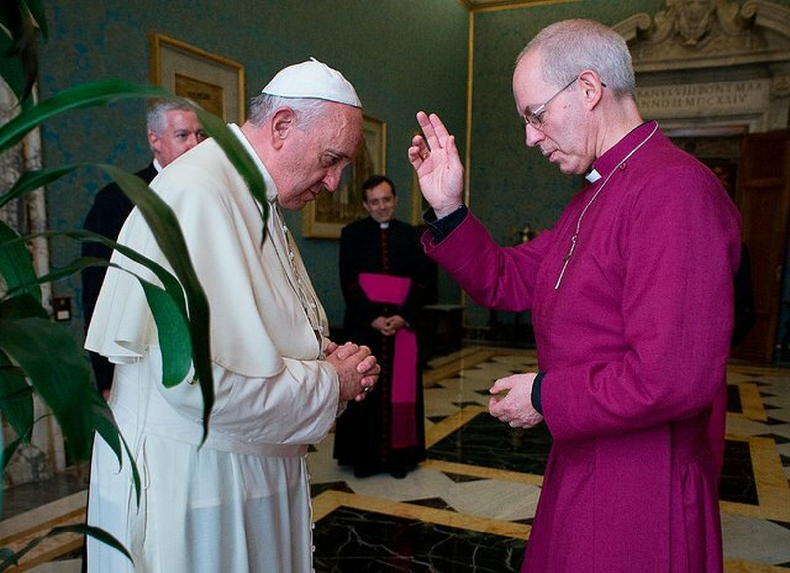 El arzobispo anglicano de Canterbury, Justin Welby, bendice al Papa Francisco