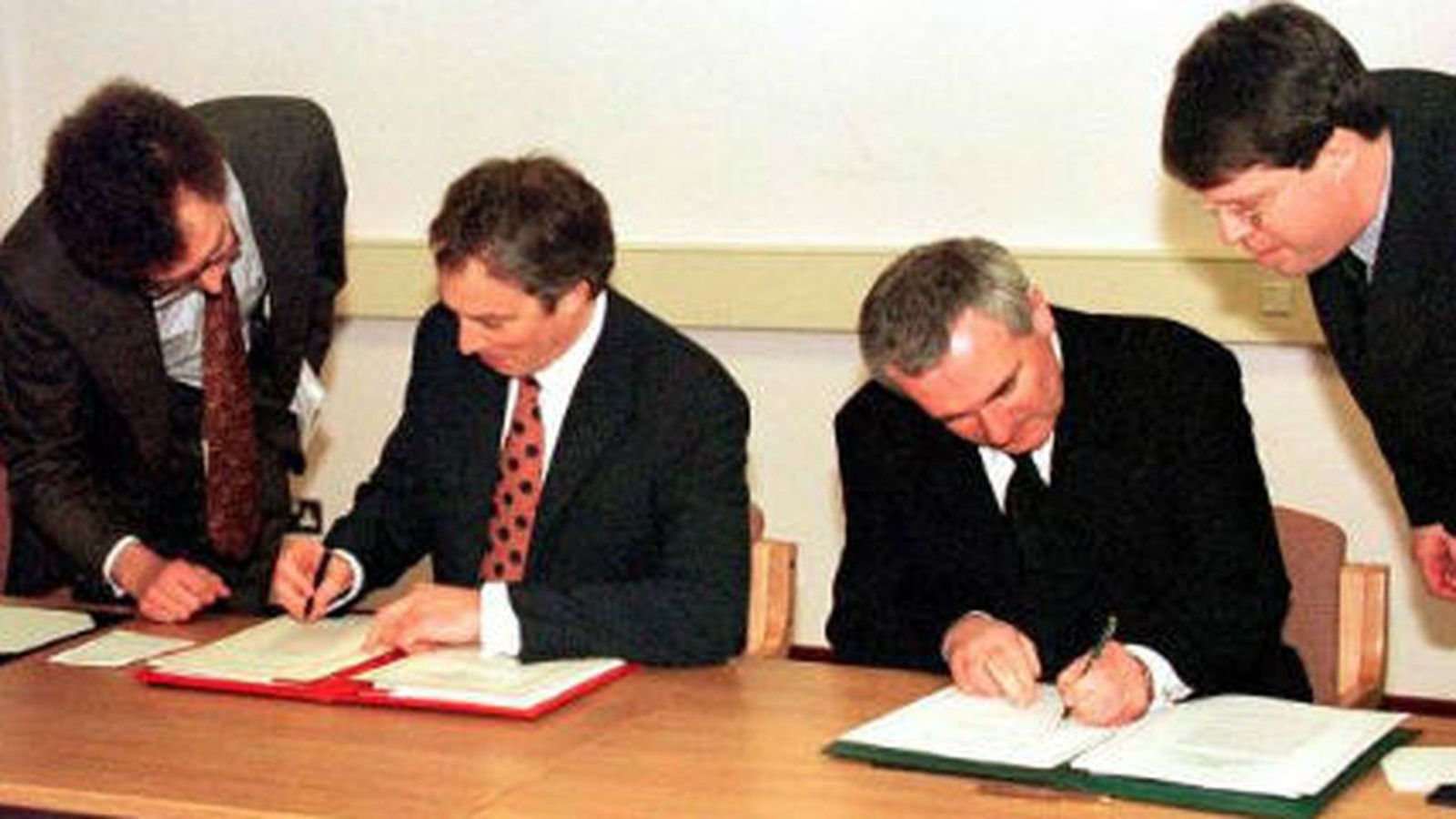 Tony Blair (izquierda) y Bertir Ahern firman el Acuerdo del Viernes Santo
