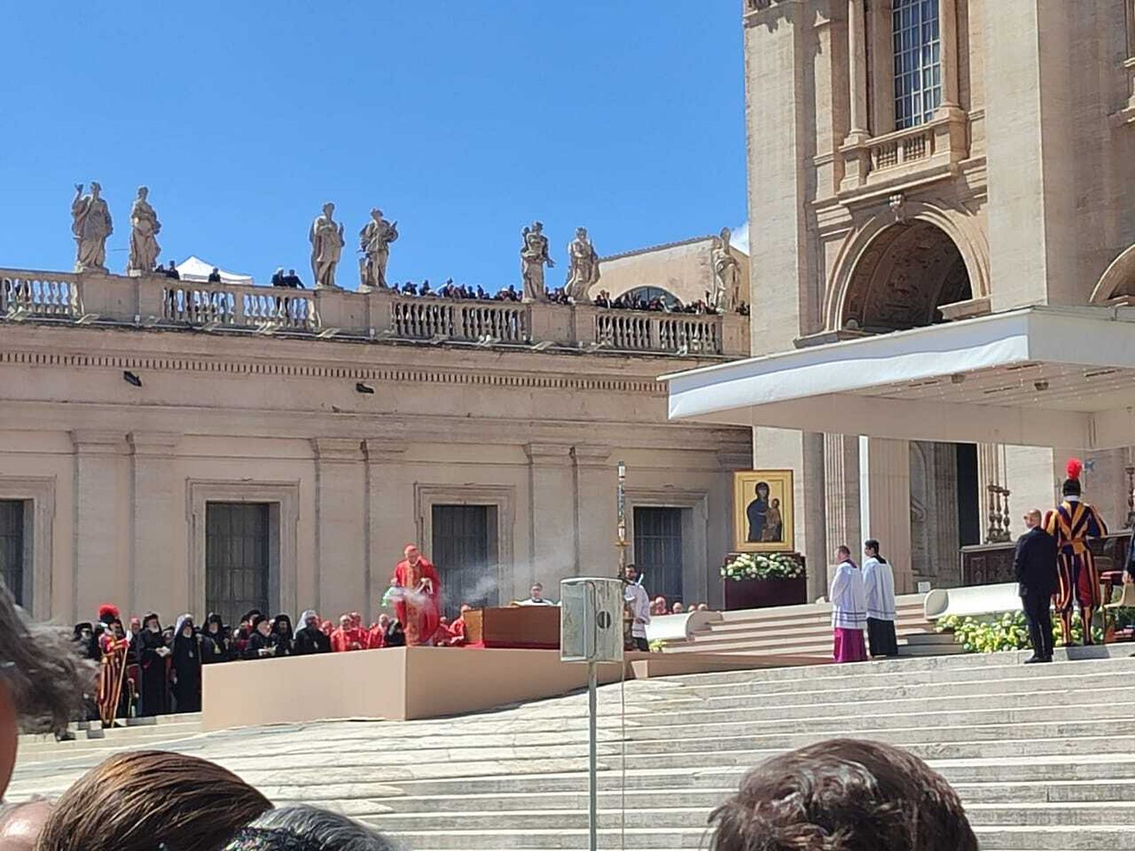 Re asperja el féretro